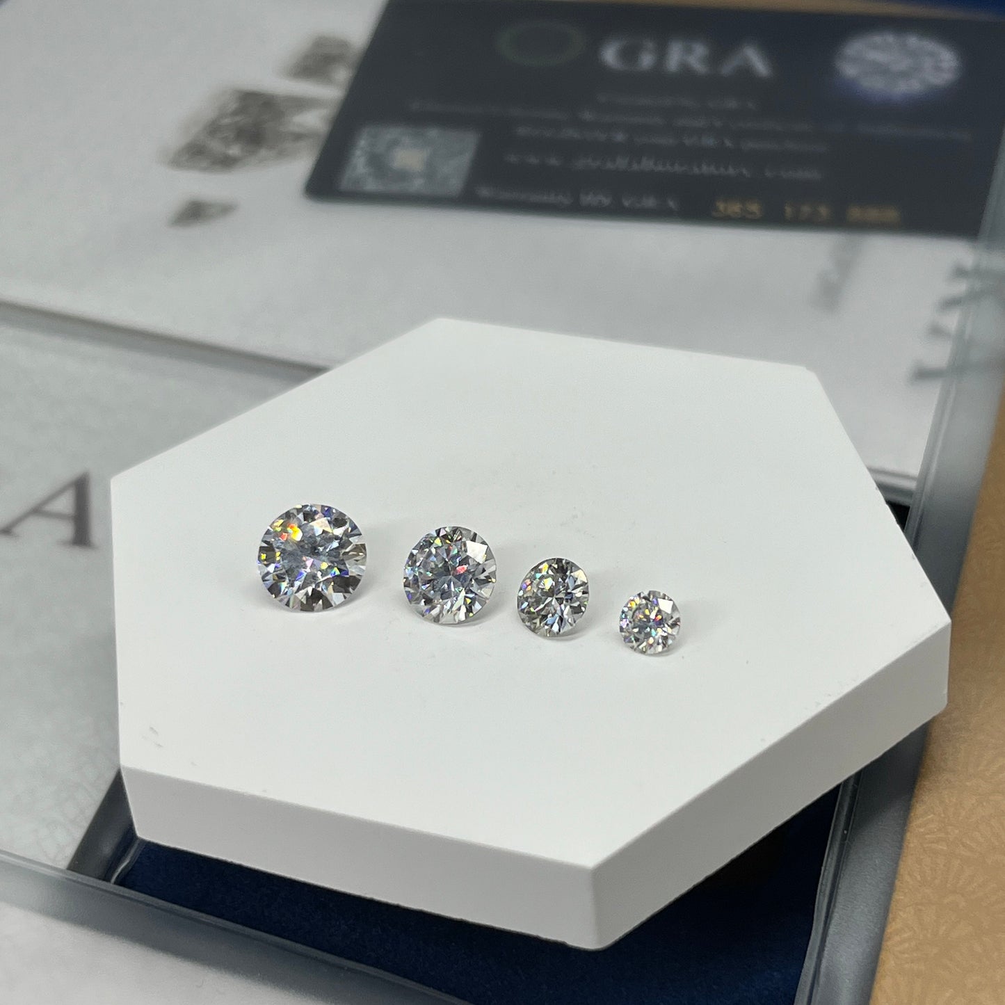 GRA-zertifizierte lose Moissanit-Steine ​​im runden Brillantschliff mit GRA-Zertifikat – 8 Herzen, 8 Pfeile | D VVS1 /0,5 Ct /1 Ct /2 Ct /3 Ct /4 Ct /5 Ct