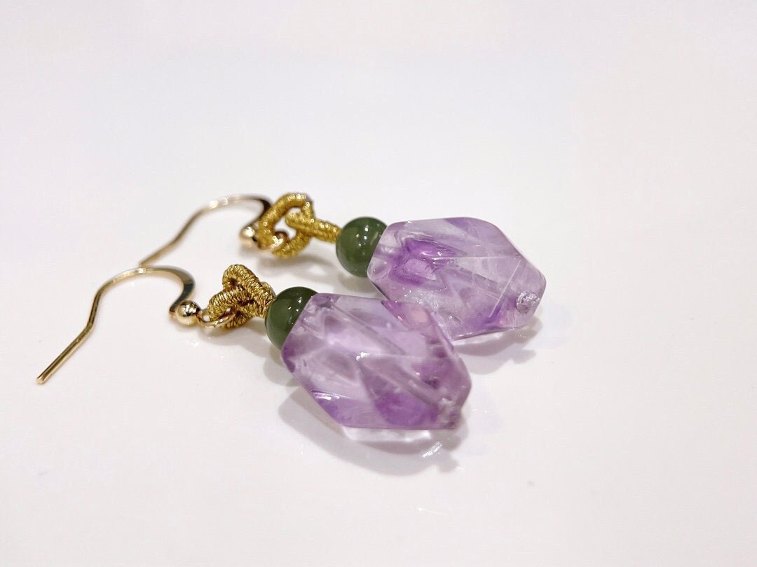 Elegante Ohrringe aus natürlichem Amethyst, glitzernd wie Trauben, gepaart mit Hetian-Jade, einfach und stilvoll, vielseitig für verschiedene Stile